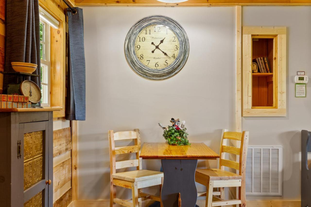 Nestled Inn McCookville 外观 照片